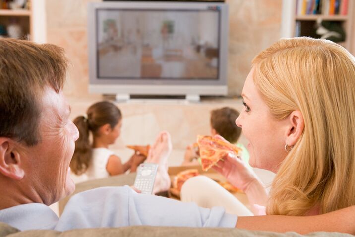A hatékony fogyás érdekében le kell mondania az étkezésről a TV képernyője előtt