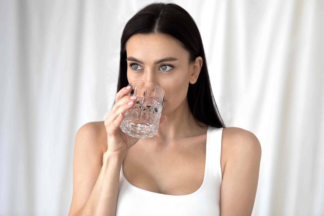 lány vizet iszik a fogyáshoz megfelelő táplálkozás mellett